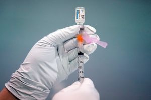 3 月 26 日，费城消防局的一名成员在费城的一个疫苗接种点准备了一剂强生 COVID-19 疫苗。大多数美国人应该接种辉瑞或 Moderna 疫苗，而不是强生疫苗美国健康顾问周四建议，会导致罕见但严重的血栓。 （美联社照片/马特·洛克，档案）