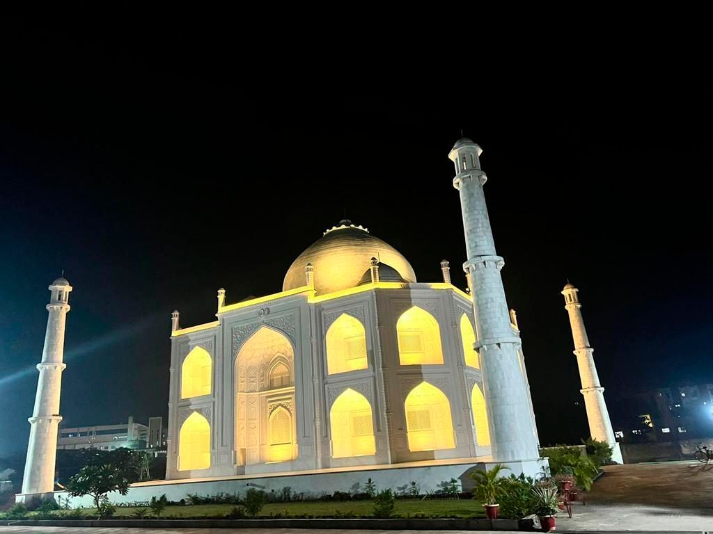 Indian man builds one-third sized Taj Mahal replica for wife