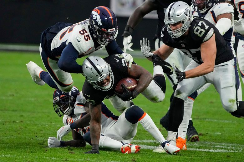 Raiders cling to playoff hopes with 17-13 win over Denver