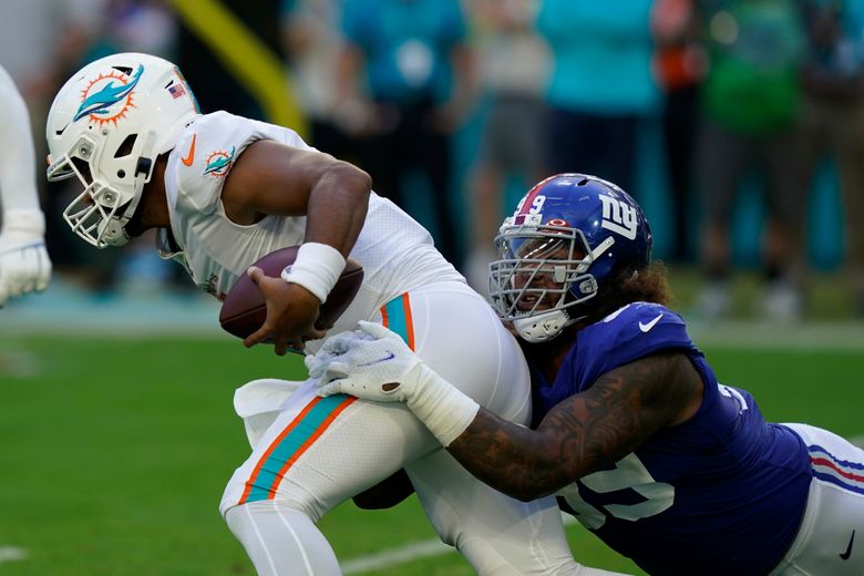 New York Giants defensive end Leonard Williams (99) reacts before