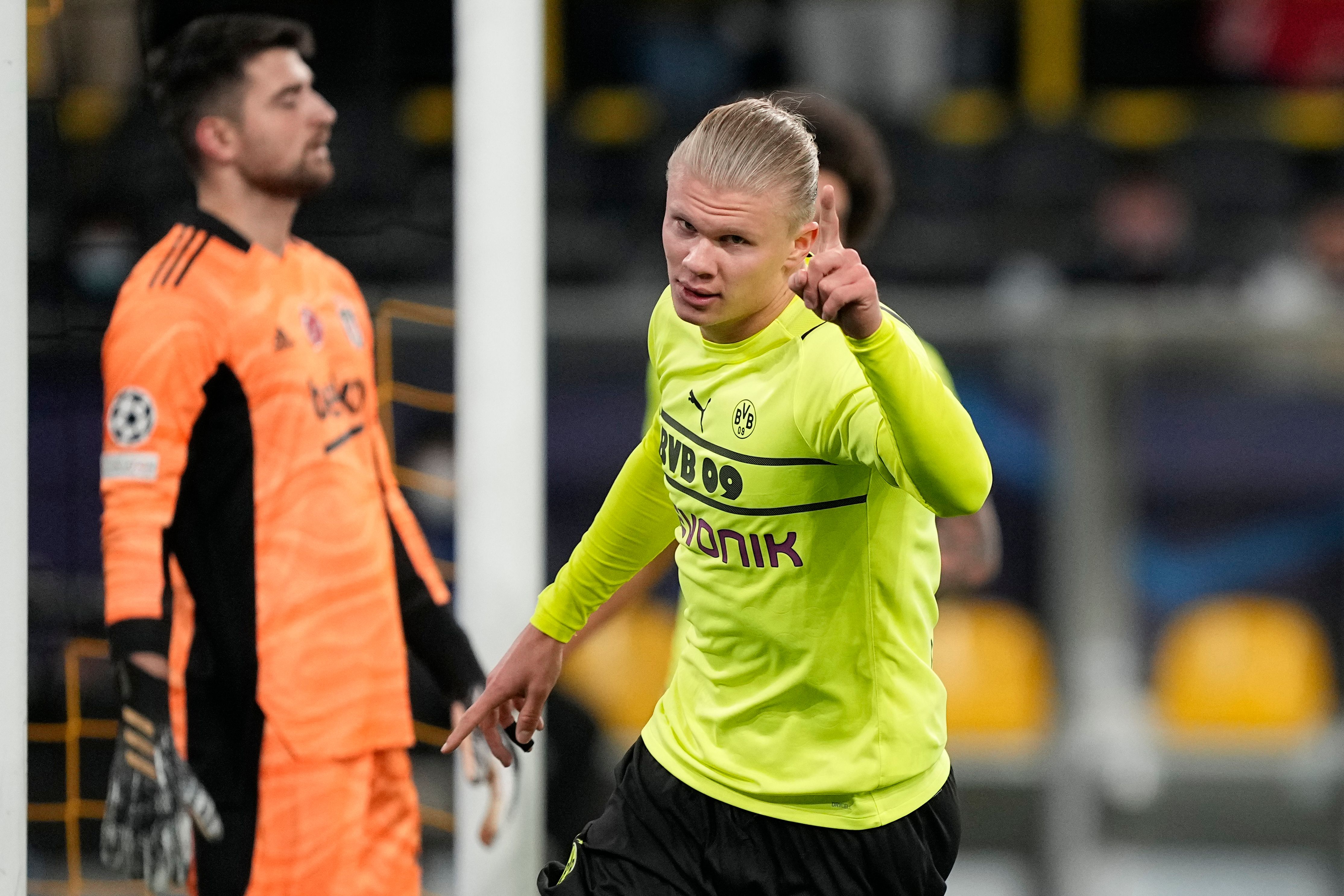 Substitute Haaland scores 2 as Dortmund routs Besiktas 5-0 | The