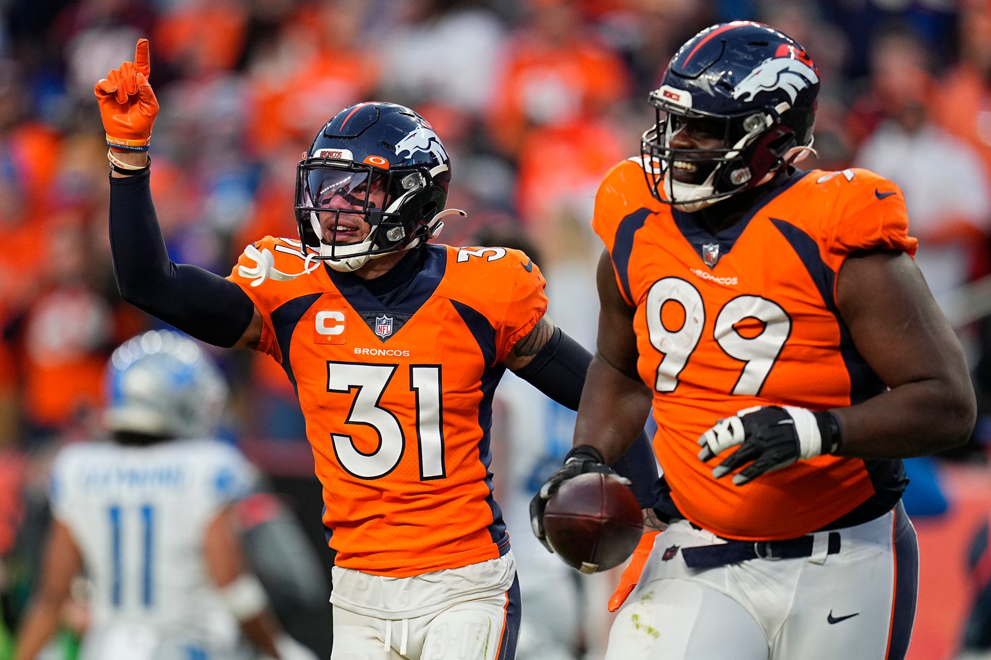 Broncos take field with 10 men vs. Lions to honor Demaryius Thomas