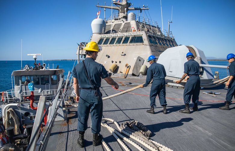 Sailors heave line on the fo’c’sle as the Freedom-variant littoral combat ship USS Milwaukee arrives in Guantanamo Bay, Cuba for a brief stop for fuel and provisions, Dec. 20, 2021. The vessel, normally deployed to intercept drug trafficking in the Caribbean, is battling a coronavirus outbreak among its fully vaccinated crew. (Mass Communication Specialist 2nd Class Danielle Baker/U.S. Navy via The New York Times) – FOR EDITORIAL USE ONLY – XNYT65 XNYT65