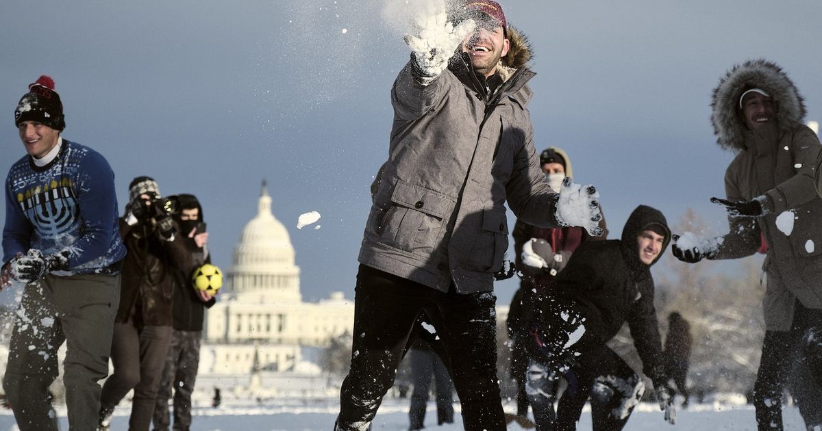 Heavy winter storm hits D.C. area and knocks out power across Southeast ...