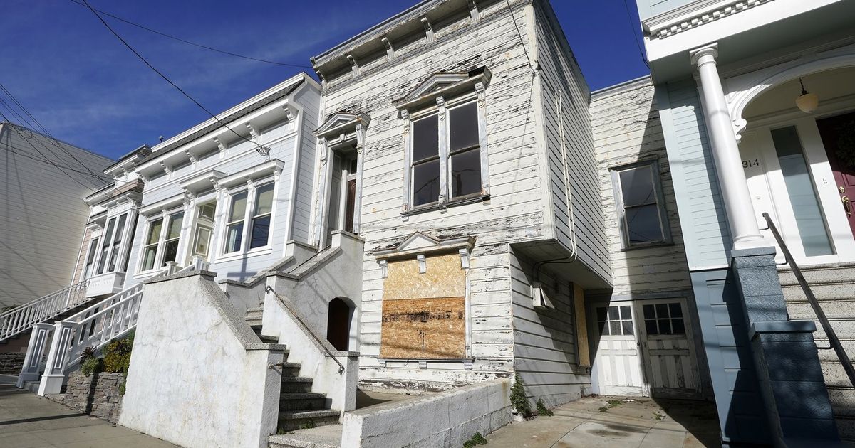 ‘Rumah terburuk di blok terbaik’ Oakland dijual seharga M