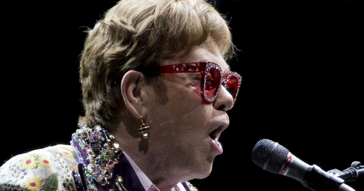 Elton John menunda konser Texas setelah terkena COVID-19
