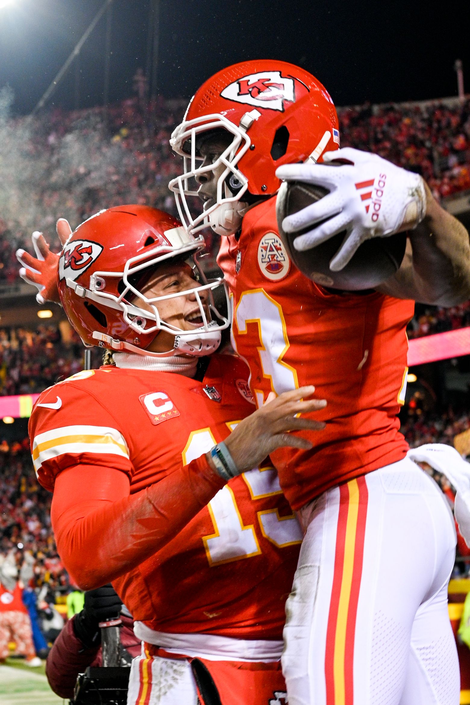 Patrick Mahomes leads Chiefs to 42-21 wild-card romp over Steelers