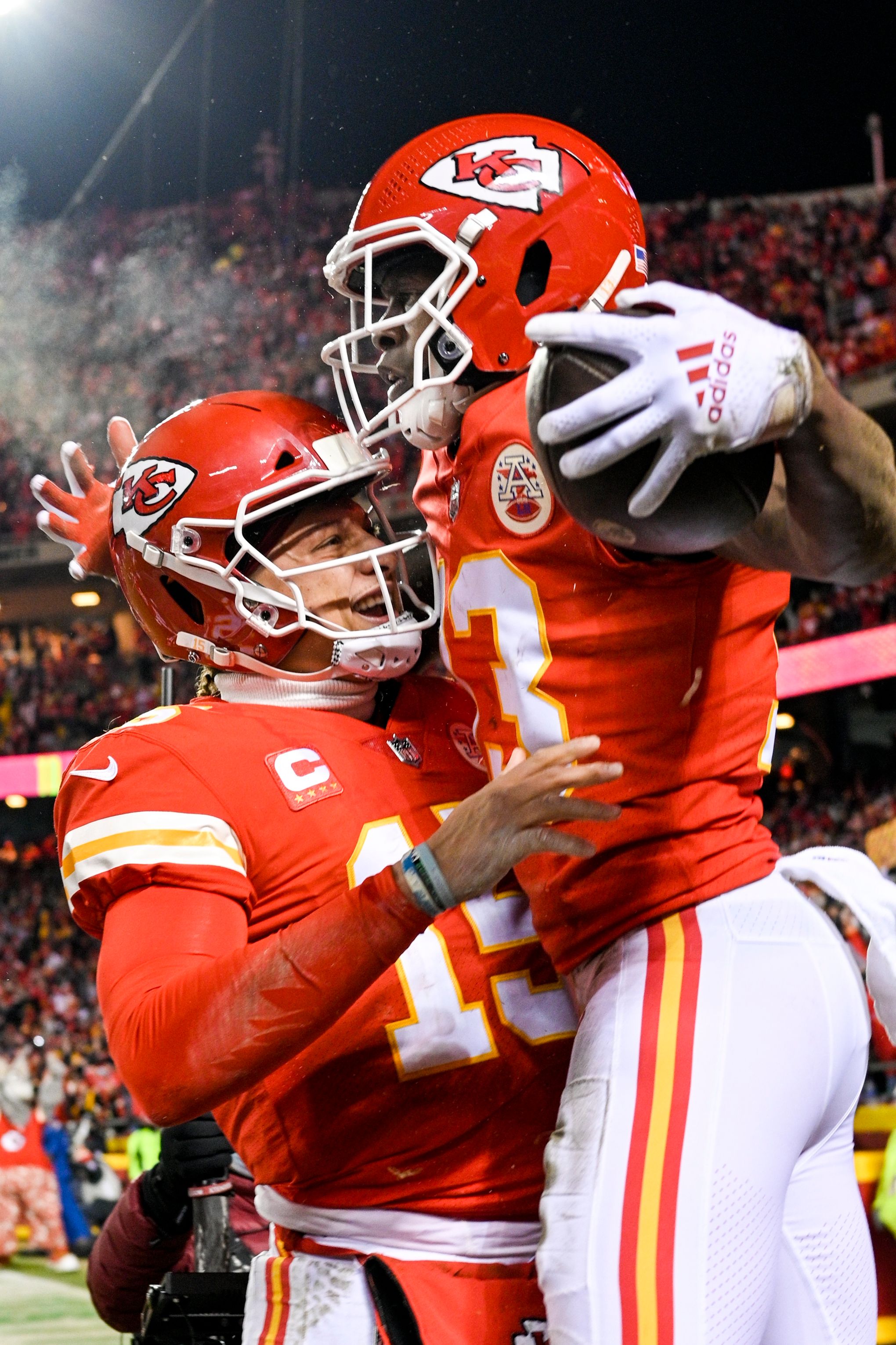 Mahomes Leads Chiefs To 42-21 Wild-Card Romp Over Steelers