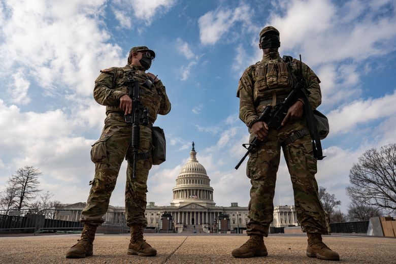 2021 年 1 月，国民警卫队成员在美国国会大厦的一个入口处。州国民警卫队的重新入伍率正在急剧上升，即使他们的部队在 COVID-19、自然灾害和其他军事部署的情况下都在不断地履行职责。 （Salwan Georges 拍摄的《华盛顿邮报》照片）。
