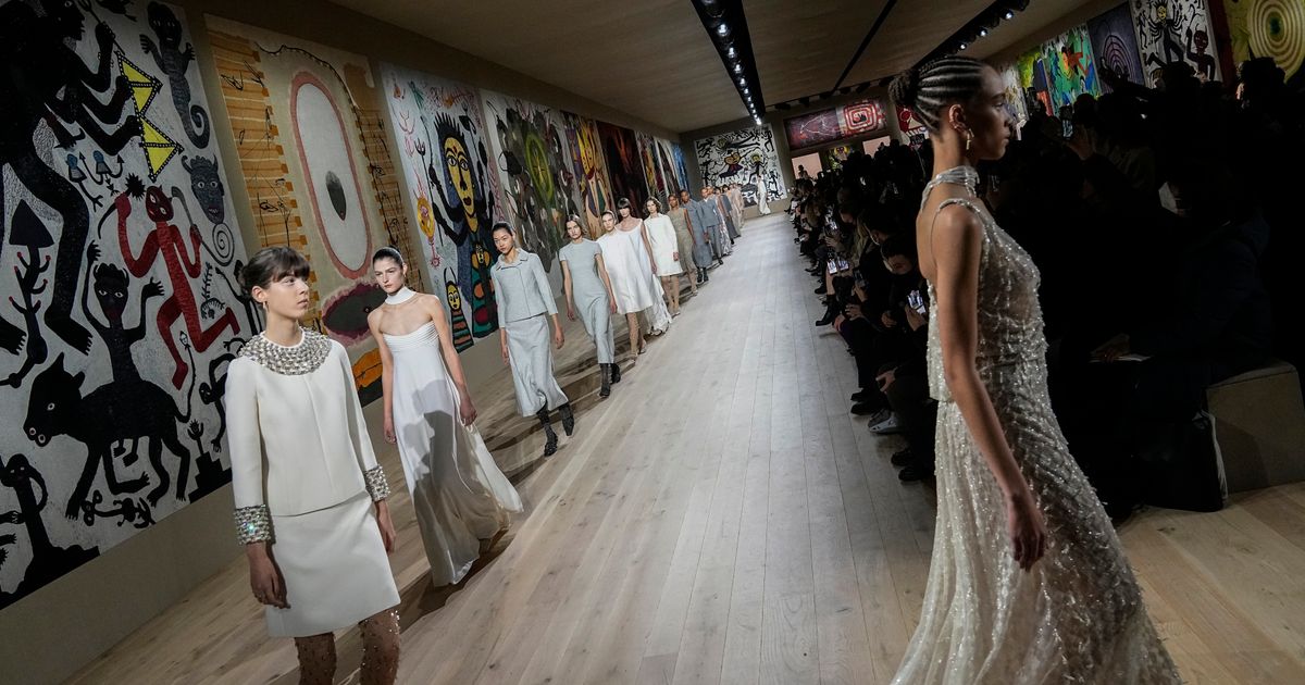 Dior couture merayakan kerajinan mode di Paris show