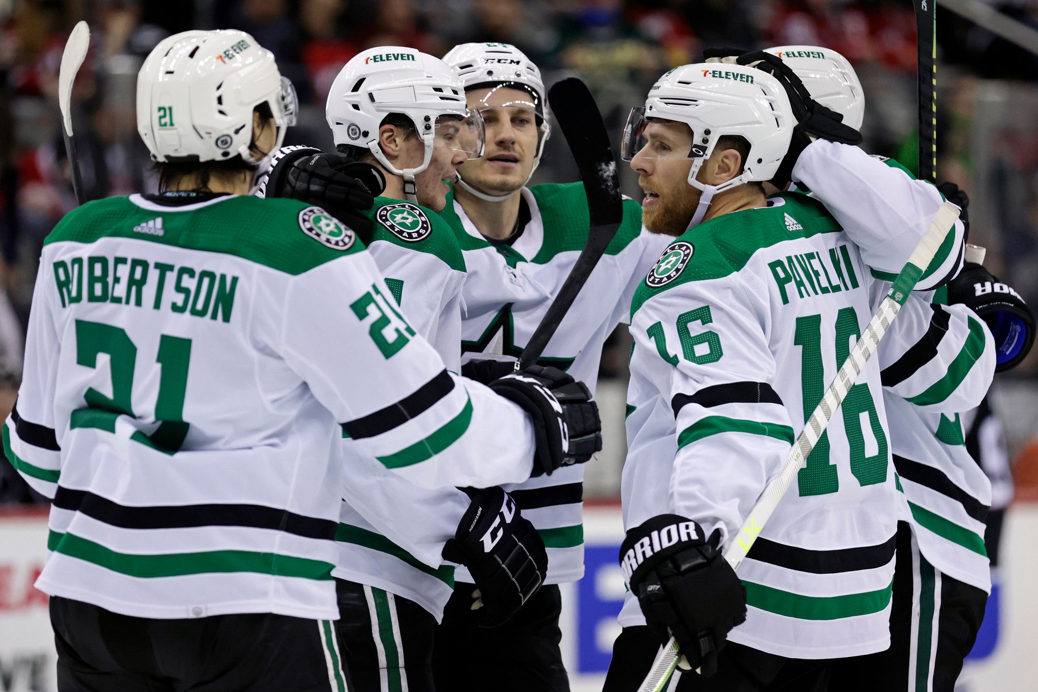 Stars win fifth straight to take Central Division lead with