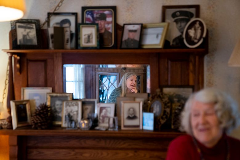 2022 年 1 月 25 日，星期二，在杰斐逊港，镜中中心的南希·罗斯 (Nancy Rose) 与她的母亲艾米·拉塞尔 (Amy Russell) 交谈，他们都在 2021 年感染了 COVID-19，在他们的餐厅里，周围是亲戚和家人的照片，纽约 据估计，超过三分之一的 COVID-19 幸存者会出现挥之不去的问题。 （美联社照片/约翰·明奇洛）