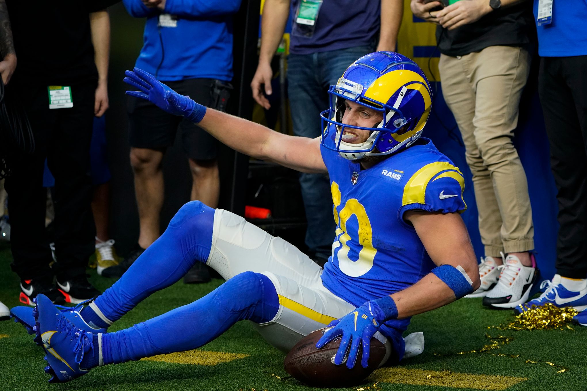 Rams' Matthew Stafford exits game, evaluated for concussion