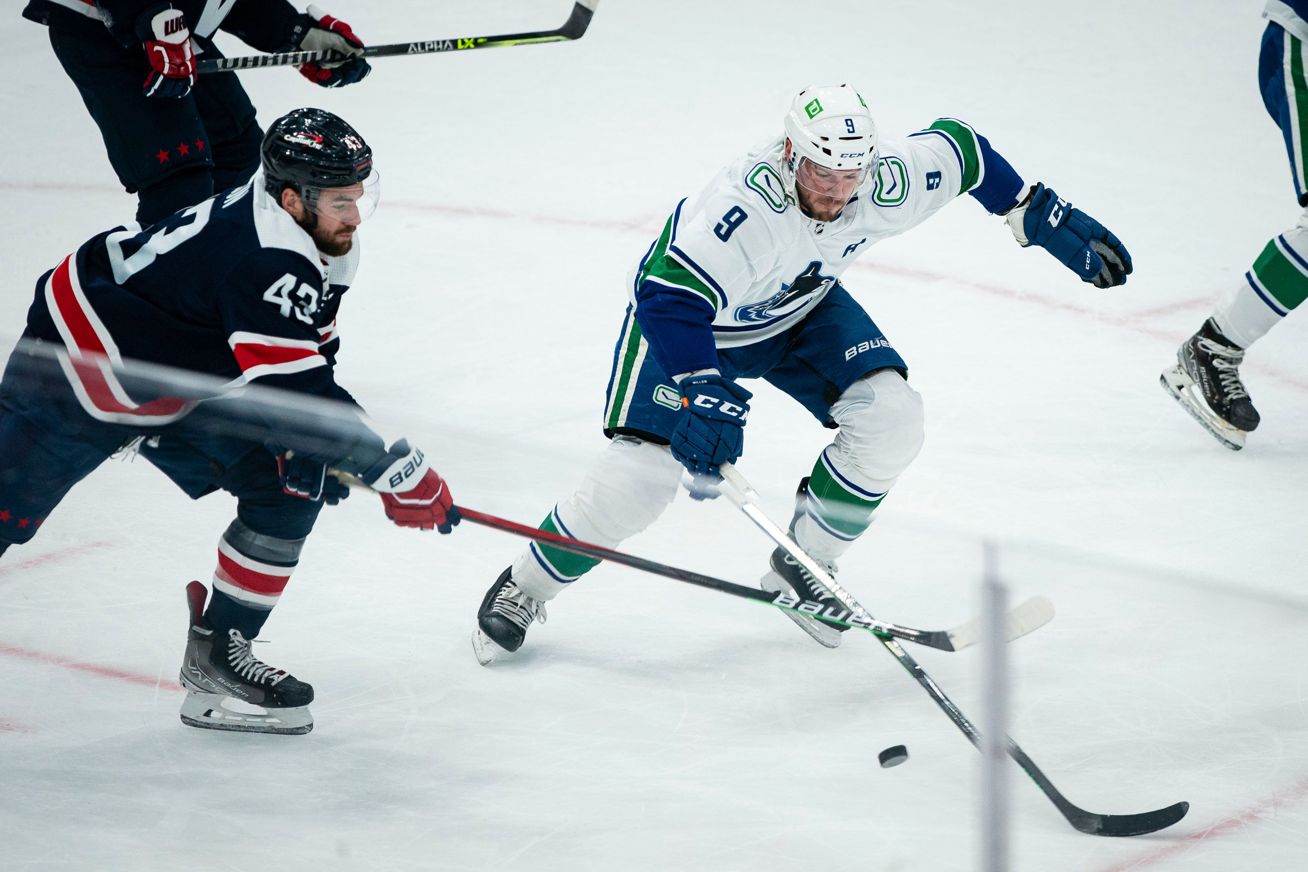 Pettersson scores twice, Canucks beat 