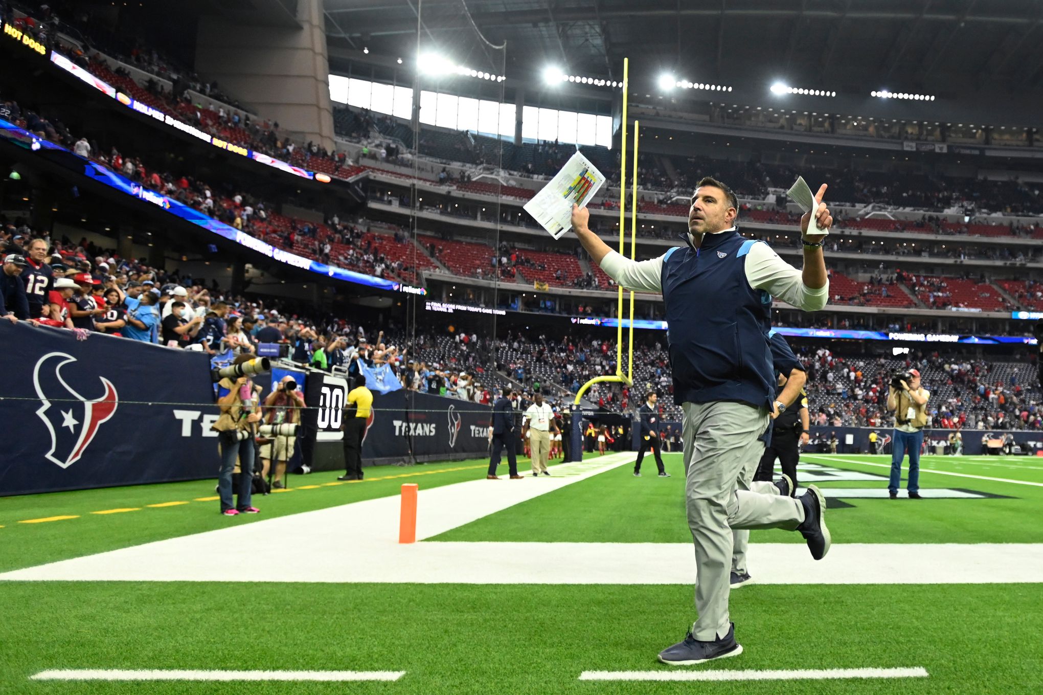 Titans capture AFC's No.1 seed with 28-25 win over Texans