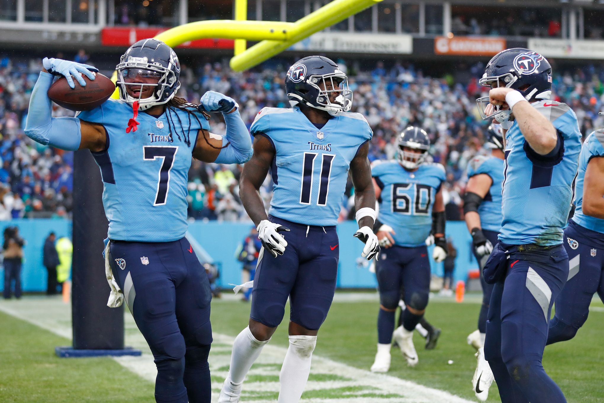 Titans clinch 2nd straight AFC South, beating Miami 34-3