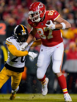 Patrick Mahomes leads Chiefs to 42-21 wild-card romp over Steelers – The  Denver Post