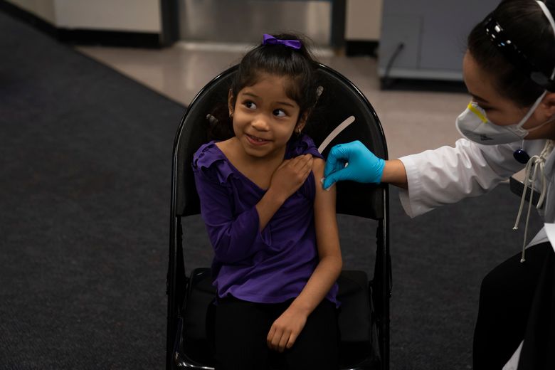文件 – 6 岁的艾尔莎·埃斯特拉达 (Elsa Estrada) 在圣安娜威拉德中学 (Willard Intermediate School) 设立的 5 至 11 岁儿童疫苗诊所为 5 至 11 岁儿童接种辉瑞 COVID-19 疫苗之前，药剂师 Sylvia Uong 将酒精棉签涂在她的手臂上，她对母亲微笑，加利福尼亚州，2021 年 11 月 9 日。截至 2022 年 1 月 11 日星期二，在为他们提供疫苗两个多月后，美国 5 至 11 岁的儿童中仅有超过 17% 完全接种了疫苗。 （美联社照片/Jae C. Hong，档案）