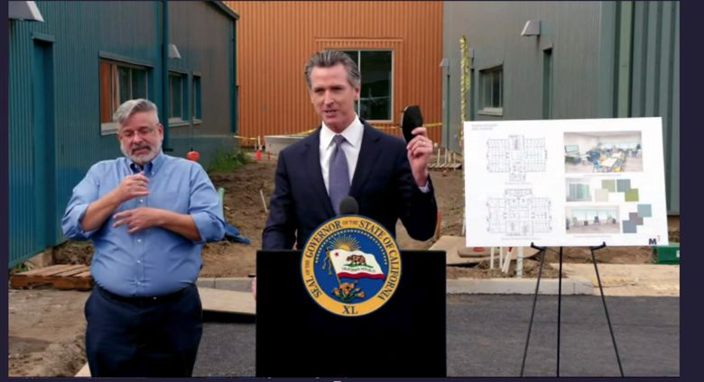 这张由州长加文·纽森 (Gavin Newsom) 办公室提供的视频中的图片显示,加利福尼亚州州长加文·纽森 (Gavin Newsom) 于 2022 年 1 月 31 日星期一在洛杉矶举行的新闻发布会上戴着口罩。纽森因决定脱掉自己的脸而面临新的批评面具。 最新的审查是在 Earvin “Magic” Johnson 在 SoFi 体育场的 NFC 冠军赛上发布了一张自己与 Newsom 的合影之后进行的。 纽瑟姆周一在洛杉矶告诉记者,他只是为了与约翰逊合影而短暂摘下口罩,否则“非常明智”地保留了口罩。 他表示他偶尔也会把它取下来喝水。 “其余时间,我都穿着它,”他说。 “我鼓励其他人这样做。” (州长加文纽森办公室通过美联社,池)