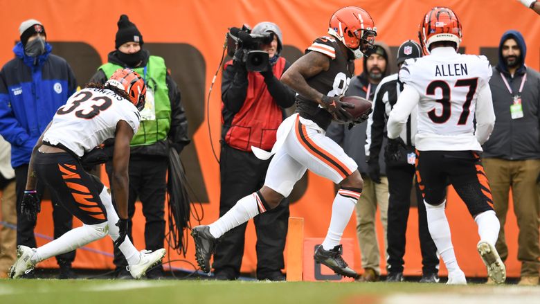 Browns close season with 21-16 win over Burrow-less Bengals