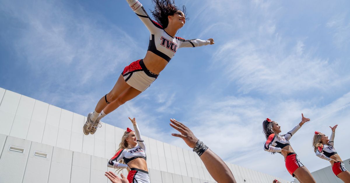 ‘Cheer’ Netflix kembali setelah pasang surut utama tim