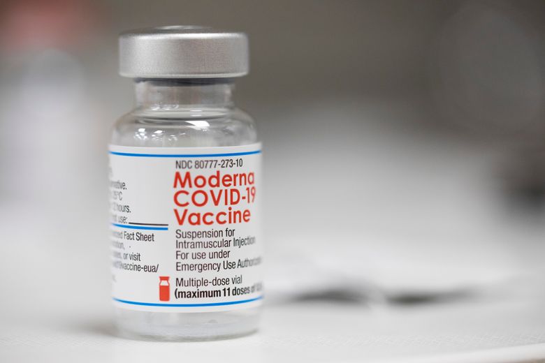 2021 年 12 月 27 日星期一，俄勒冈州波特兰市一家药店的柜台上展示了​​一小瓶 Moderna COVID-19 疫苗。美国监管机构在审查了有关其安全性的其他数据后，已完全批准 Moderna 的 COVID-19 疫苗和有效性。 美国食品和药物管理局于 2022 年 1 月 31 日星期一做出这一决定之前，数以千万计的美国人已经根据其最初的紧急授权接种了疫苗。 完全批准意味着 FDA 已经完成了对 Moderna 疫苗的严格、耗时的审查，就像其他数十种历史悠久的疫苗一样。 （美联社照片/珍妮凯恩）