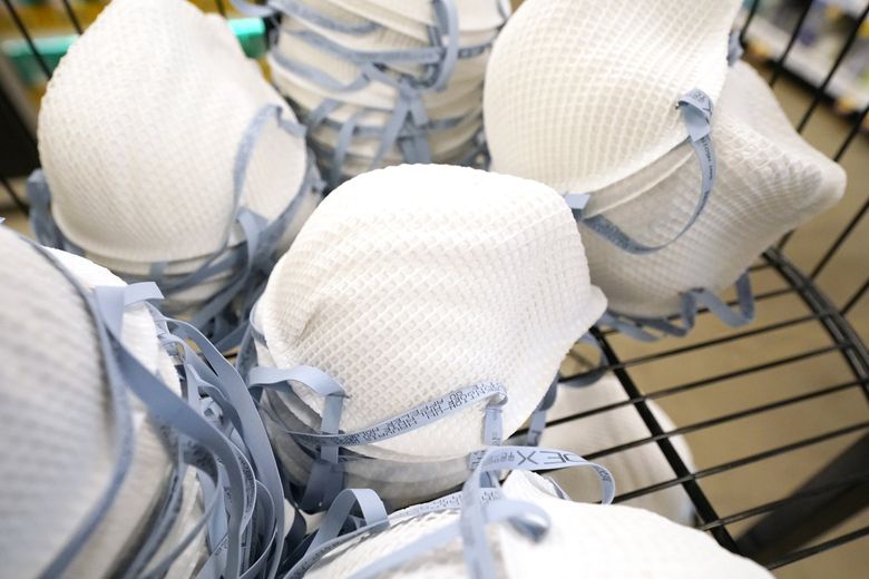 CDC 表示,N95 和 KN95 口罩可以提供最好的口罩保护,防止感染冠状病毒,现在有统计数据可以显示它们的效果有多好。 上图是美国卫生与公众服务部提供的免费 N95 口罩,周三在密西西比州杰克逊的一家商店提供。 (Rogelio V. Solis / 美联社)