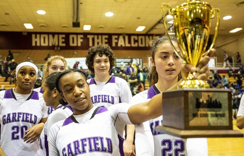­Garfield’s Navaeh talbert holds the Metro League Trophy won Friday against Lakeside.
­
Garfield played Lakeside in the Girls Metro League Basketball Championship Friday, February 11, 2022 t Seattle Pacific University. 219283