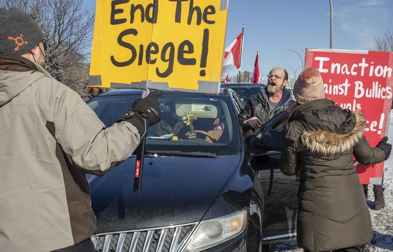 Counterprotesters block a small anti-government convoy in Ottawa, Ontario, Feb. 13, 2022. Amid progress at a border bridge, Ottawa remained frozen by an anti-government protest, but truckers were said to be weighing pulling out of part of the Canadian capital. (Brett Gundlock/The New York Times)

 XNYT290 XNYT290