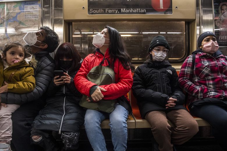 2 月 18 日,人们在纽约乘坐地铁。(Brittainy Newman/The New York Times)
