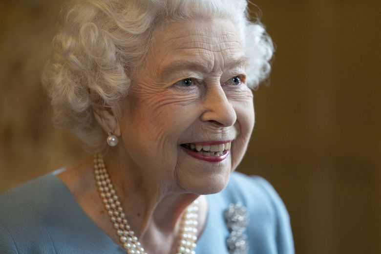 2022 年 2 月 5 日，英国女王伊丽莎白二世在英格兰桑德灵厄姆的诺福克住宅桑德灵厄姆故居与当地社区团体的代表举行招待会，庆祝白金禧年的开始。（乔·吉登斯 / 美联社）