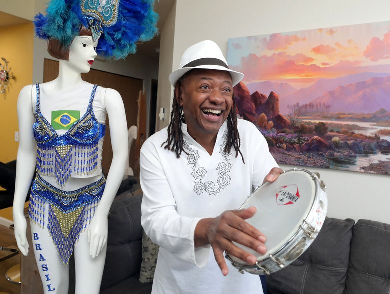 爱德华多·门东卡（Eduardo Mendonca）的表演巴西！ 二十多年来，Carnaval 一直在西雅图举办巴西狂欢节庆祝活动。 在去年在线托管之后，它今年首次完全被 COVID-19 出轨。 （格雷格吉尔伯特/西雅图时报）