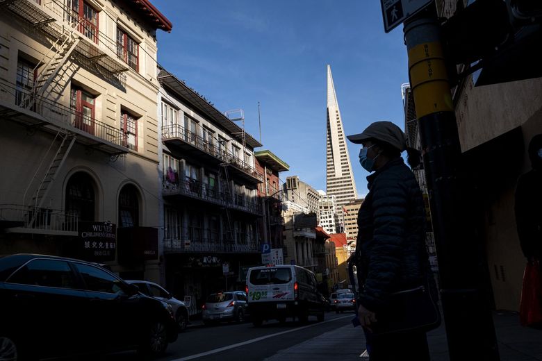 一名行人在加利福尼亚州旧金山的唐人街等候。 （彭博社）