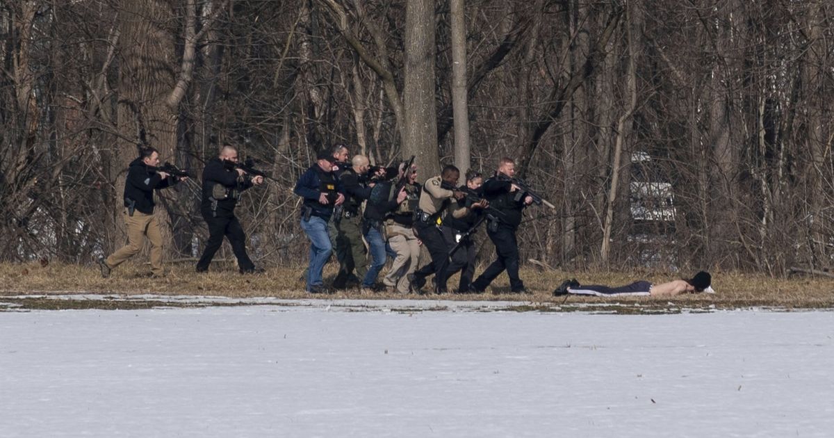 police-gunman-kills-2-virginia-college-officers-arrested-the