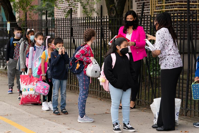 文件 — 2020 年 9 月 29 日，在纽约布鲁克林区肯辛顿社区，教师们在进入 PS 179 小学前排好队。 从下周开始，纽约市公立学校的学生将被允许在户外摘下口罩，但目前必须留在室内。 学校校长大卫班克斯在 2022 年 2 月 25 日星期五的新闻稿中宣布了新政策。（美联社照片/Mark Lennihan，档案）