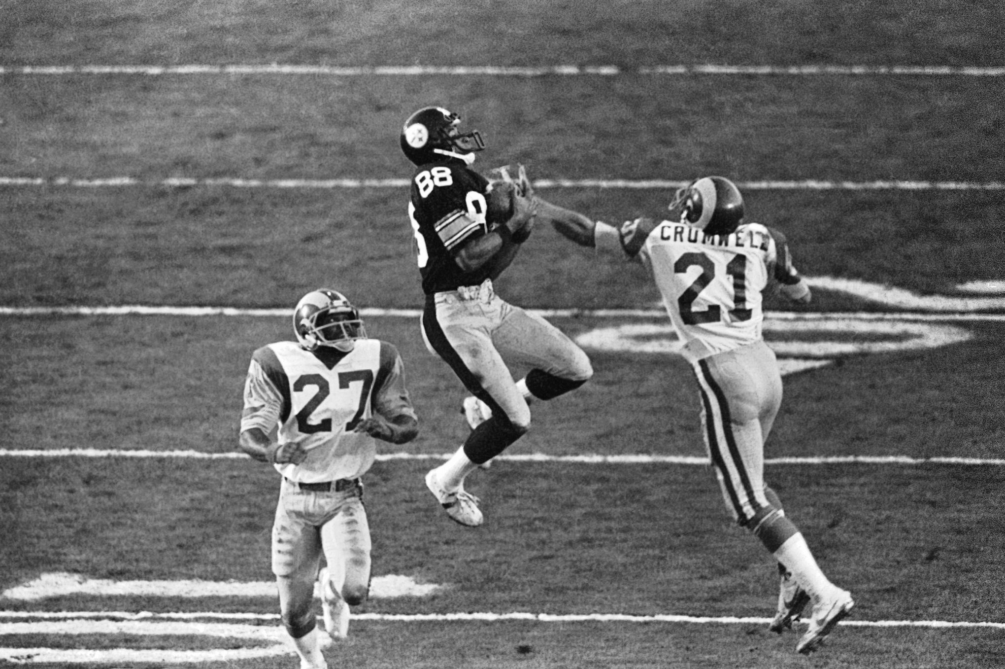 Wide Receiver Lynn Swann of the Pittsburgh Steelers runs a pass