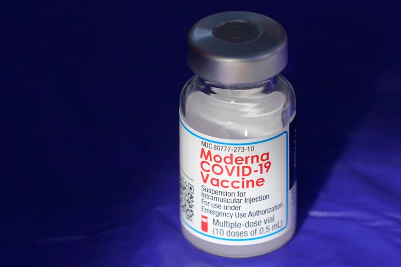在这张 2021 年 3 月 4 日的档案照片中，一瓶 Moderna COVID-19 疫苗放在西雅图南部皮阿拉普的一个大型疫苗接种点的桌子上。 Moderna 的 COVID-19 疫苗在 2021 年最后一个季度带来了近 70 亿美元的收入，这家制药商表示，它已经签署了今年另外 190 亿美元销售额的采购协议。 （Ted S. Warren / 美联社，档案）