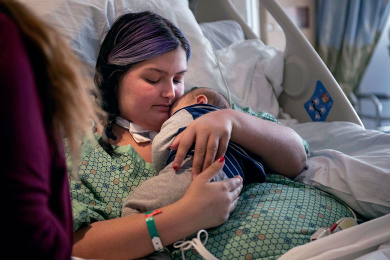 在这张由 Kata Sasvari 提供的图片中，20 岁的 Macenzee Keller 来自新罕布什尔州曼彻斯特市，2 月 2 日，在新罕布什尔州黎巴嫩的达特茅斯-希区柯克医疗中心，她在分娩后第一次抱着两个月大的儿子 Zachery。 2022 年 11 月 3 日。凯勒于 2021 年 11 月 28 日在曼彻斯特天主教医疗中心使用呼吸机接生了扎切里。 NH，在感染了 COVID-19 之后。 （来自美联社的 Kata Sasvari 照片）