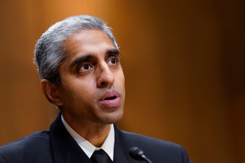 文件 - 外科医生 Vivek Murthy 博士于 2022 年 2 月 8 日在华盛顿国会山参议院财政委员会就青少年心理健康问题作证。 Murthy 于 2 月 18 日星期五宣布,尽管他们尽最大努力通过接种疫苗和采取其他预防措施来避免感染,但他和他的年轻家人感染了 COVID-19。 (美联社照片/苏珊沃尔什,档案)