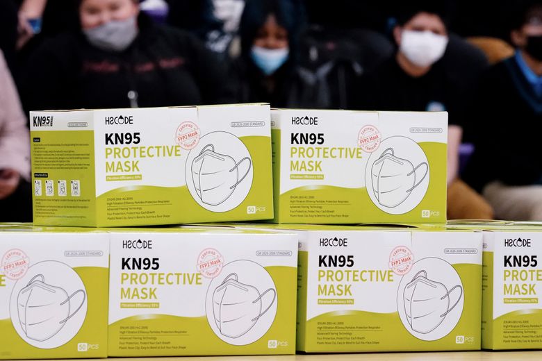 显示的是 KN95 防护口罩,然后于 2022 年 2 月 9 日星期三在新泽西州卡姆登的卡姆登高中分发给学生。(美联社照片/Matt Rourke)
