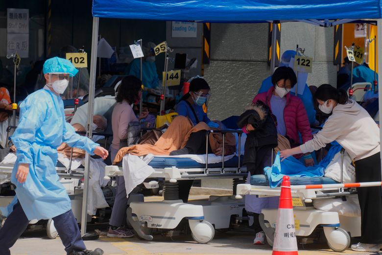 2022 年 2 月 28 日，星期一，病床上的病人在香港明爱医疗中心外的临时收容区等候。（美联社照片/Vincent Yu）