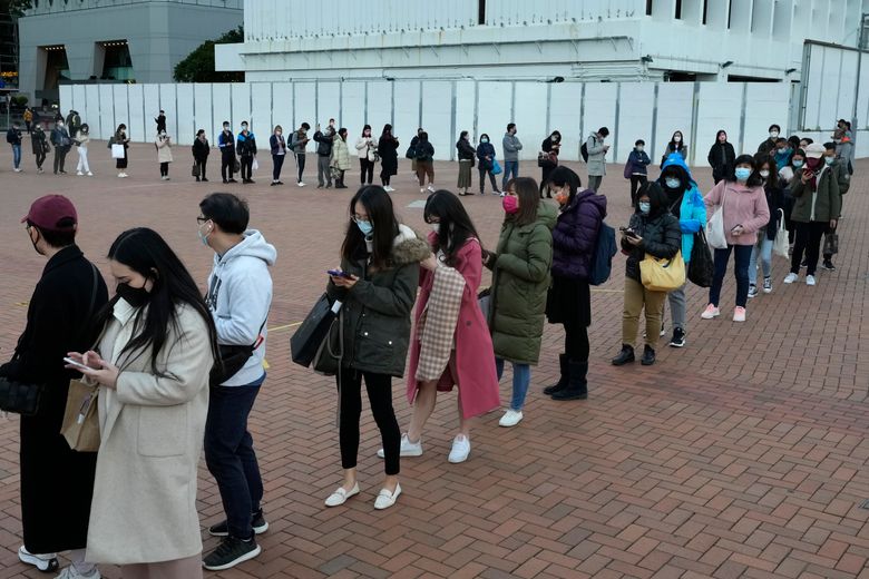 2022 年 2 月 4 日星期五,居民在香港的 COVID-19 临时检测中心排队接受冠状病毒检测。(美联社照片/Vincent Yu)