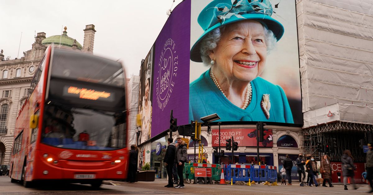 Queen marks 70th anniversary with support for Camilla | The Seattle Times