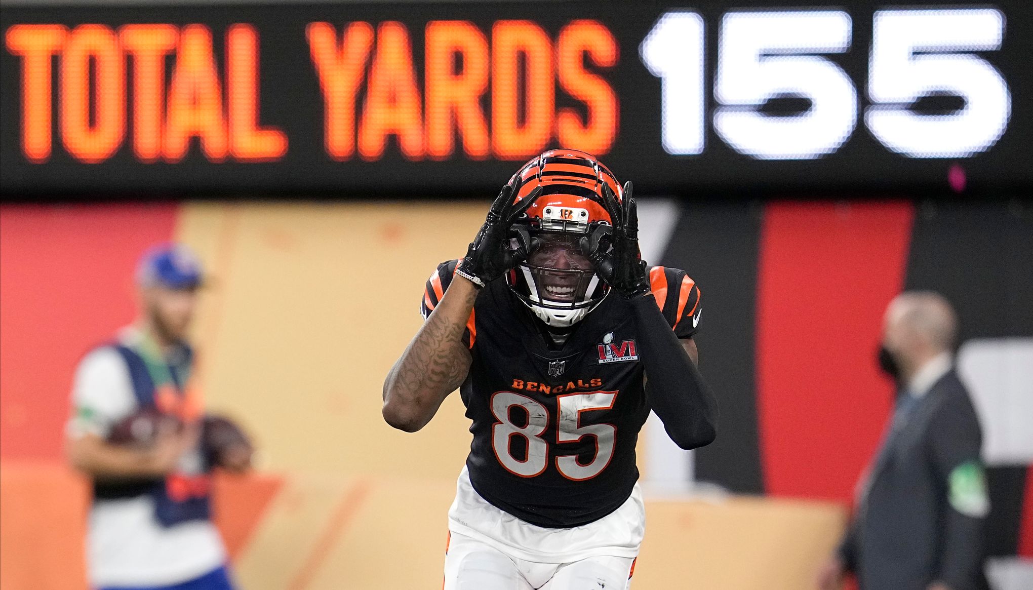 Cincinnati Bengals wide receiver Tee Higgins (85) catches a touchdown pass  against Los Angeles …