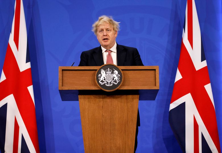 英国首相鲍里斯·约翰逊(Boris Johnson)于 2022 年 2 月 21 日星期一在伦敦唐宁街举行的媒体吹风会上发表讲话,概述了政府新的长期 COVID-19 计划。 (通过 AP 的 Tolga Akmen/游泳池)