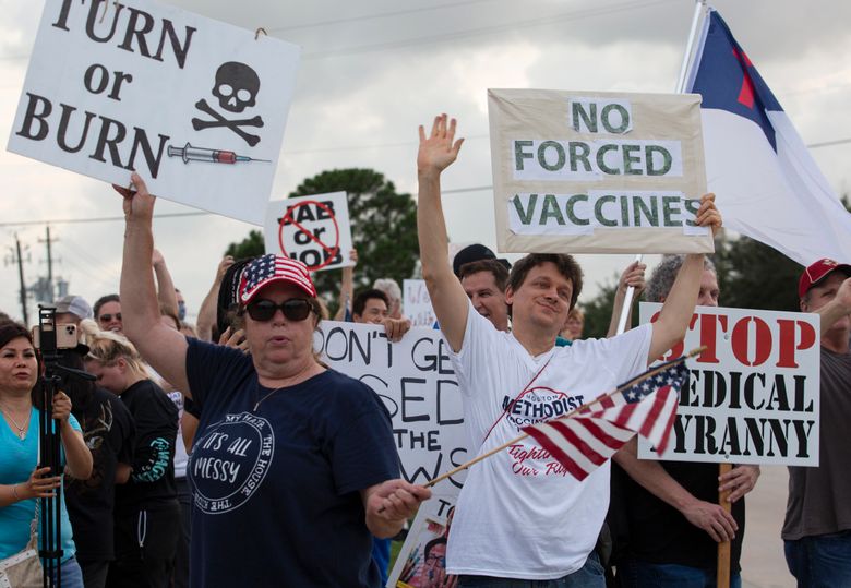 在这张 2021 年 6 月 7 日的照片中，德克萨斯州贝敦市休斯顿卫理公会贝敦医院的示威者向向他们鸣喇叭的汽车挥手，以支持他们抗议医院员工必须接种 COVID-19 疫苗或失业的政策。 面对本周在全国范围内生效的联邦 COVID-19 疫苗规定，宗教豁免正日益成为医院和疗养院工作人员想要保住工作的一种解决方法。 （Yi-Chin Lee/Houston Chronicle via AP，档案）