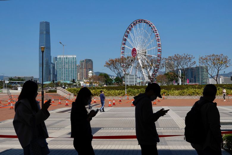 2022 年 2 月 14 日,星期一,香港居民在 COVID-19 临时检测中心排队接受冠状病毒检测。上周,在香港实施了新的、更严格的冠状病毒限制措施生效后,香港居民表示越来越沮丧。市领导符合北京的零新冠政策。 (美联社照片/Vincent Yu)