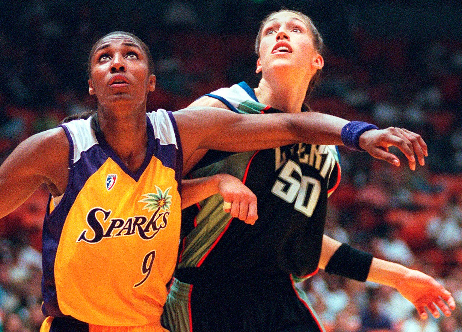 ○WNBA発足 1st シーズン記念コレクターピンバッチセット 1997年