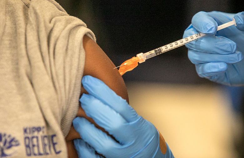 1 月 25 日，医务人员在新奥尔良的一所学校为学生接种疫苗。根据 2 月 22 日星期二发表的一项研究，美国数据表明，COVID-19 疫苗不太可能引发与儿童病毒相关的罕见炎症。 CDC 和其他机构的研究人员在他们的研究中分析了疫苗监测数据，该研究发表在《柳叶刀儿童与青少年健康》杂志上。 （美联社照片/特德杰克逊，档案）