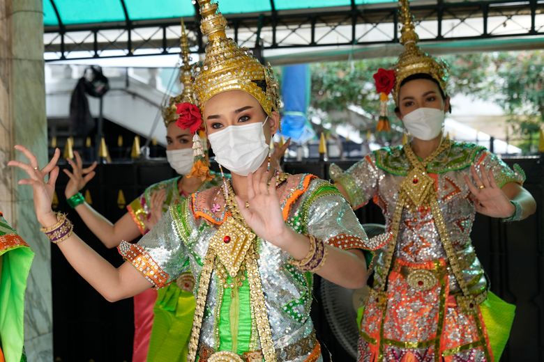 2022 年 2 月 7 日星期一，泰国曼谷的四面佛，戴着口罩保护自己免受冠状病毒感染的古典舞者表演。（美联社照片/Sakchai Lalit）